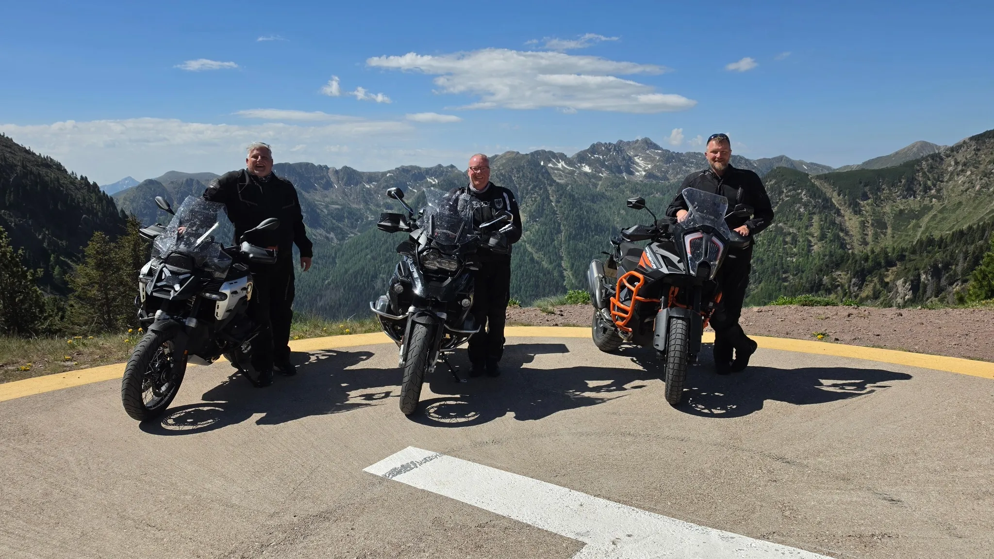 Kleine Gruppe Motorradfahrer auf dem Pass — persönliche Begleitung
