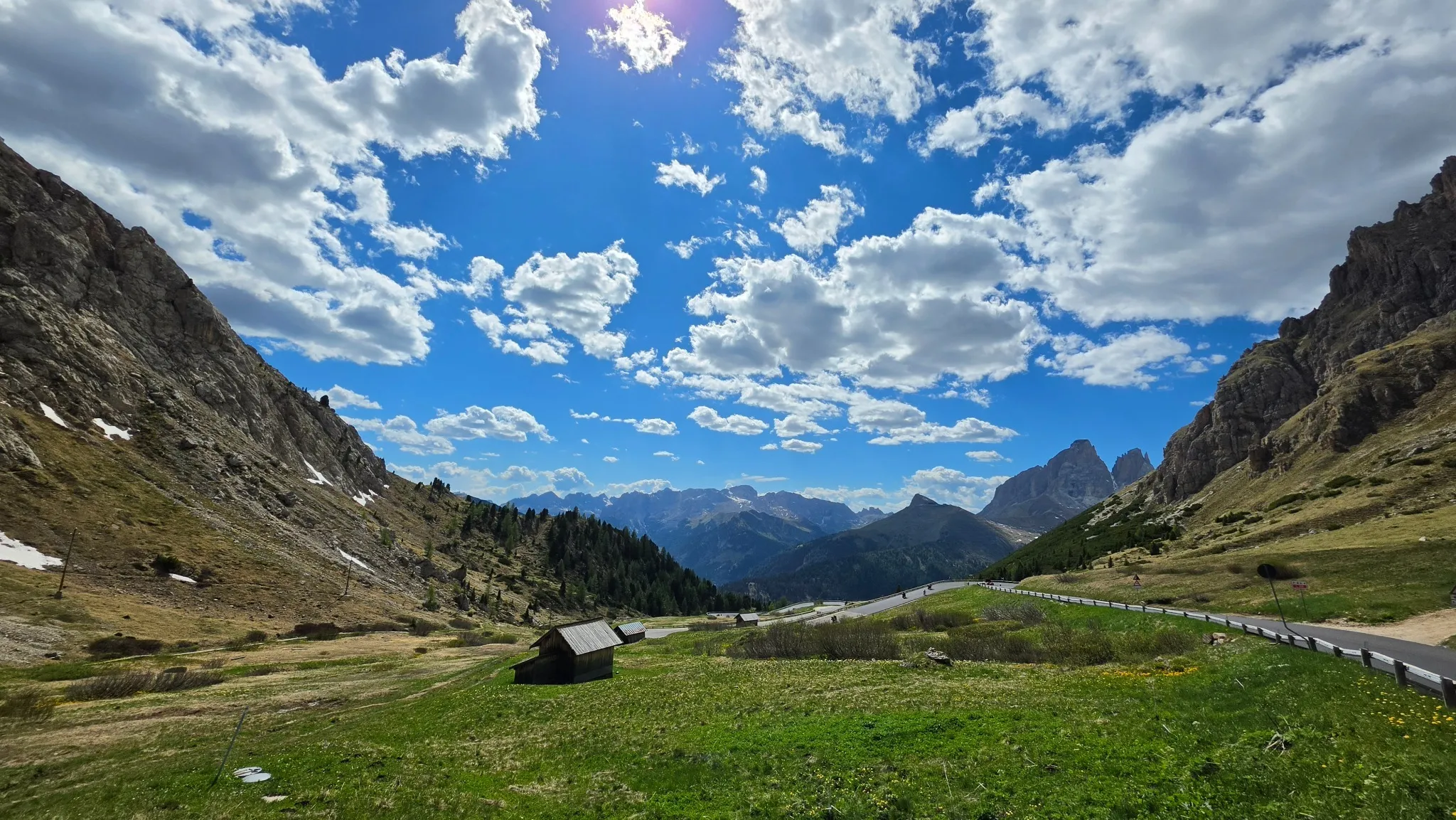 Südtirol-Panorama mit Tal, Straße und Himmel