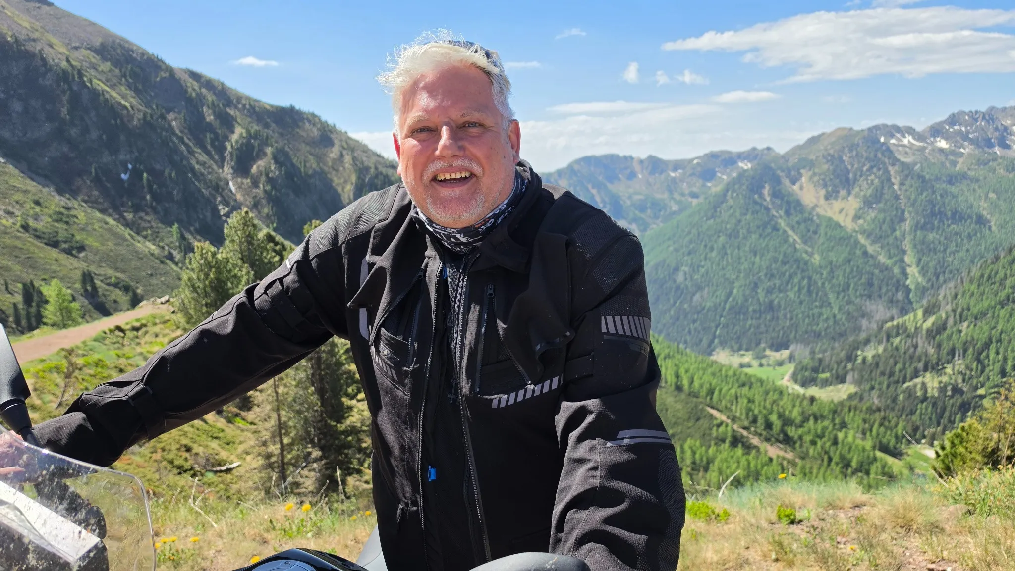 Heiko Bleuel mit Motorrad in der Landschaft