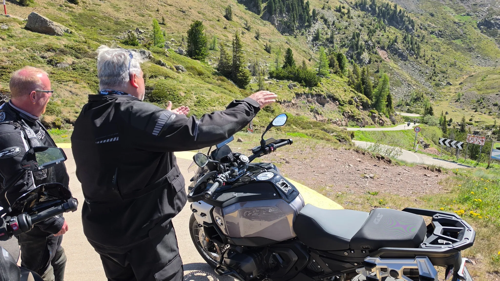 Heiko Bleuel erklärt einem Teilnehmer die Strecke in Südtirol