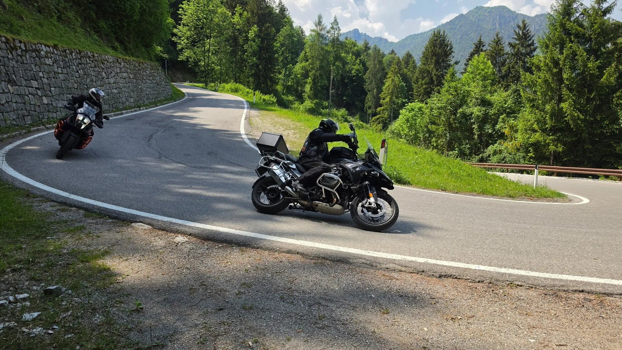 Bergpass mit weitem Ausblick — Freiheit auf zwei Rädern