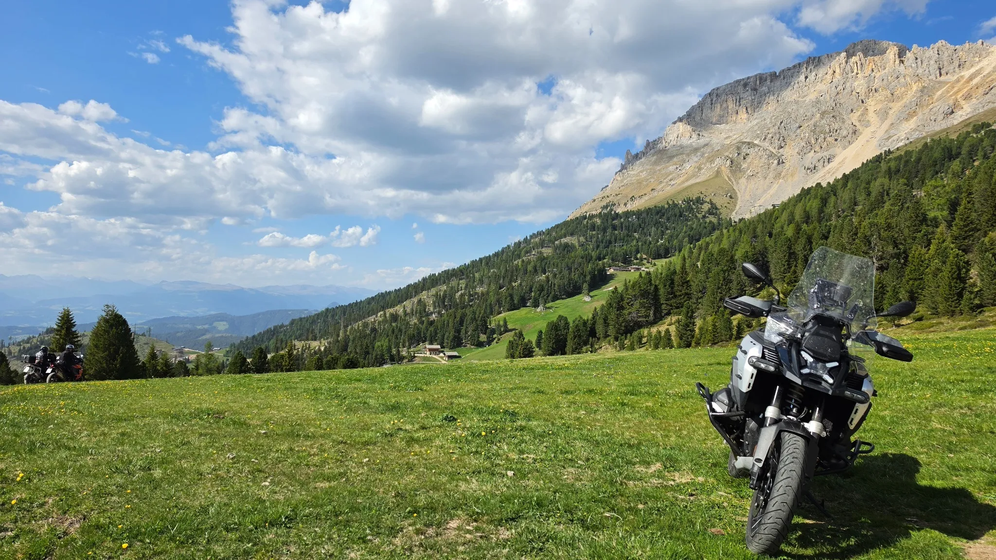 Motorrad auf Wiese mit Bergkulisse — Ruhe und Genuss