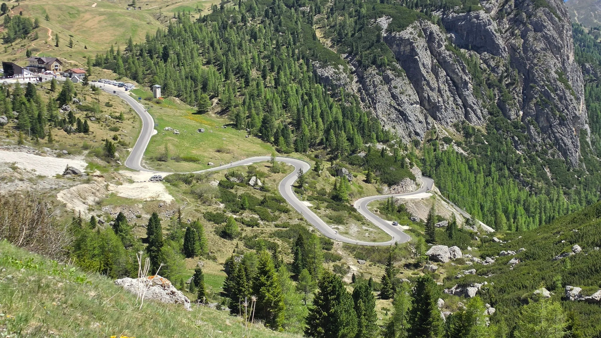 Serpentinen und Passstraße Südtirol von oben